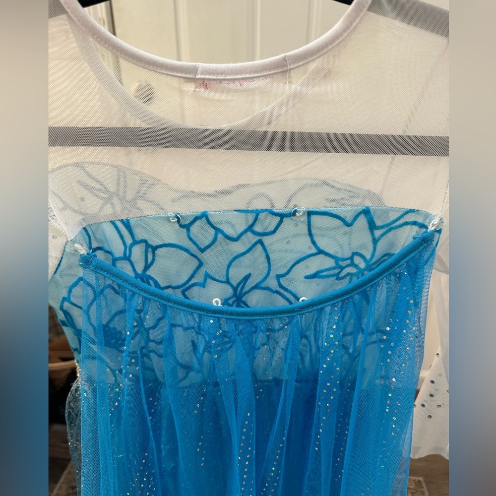 Size 7/8 Elsa Halloween dress with detachable cape and gloves. - Picture 5 of 8